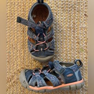 Toddler girl’s Keen sandals. Blue and light pink. Very good condition. Size 8.